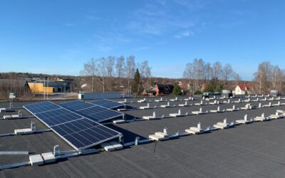 Solceller installeras på teknikhusets tak